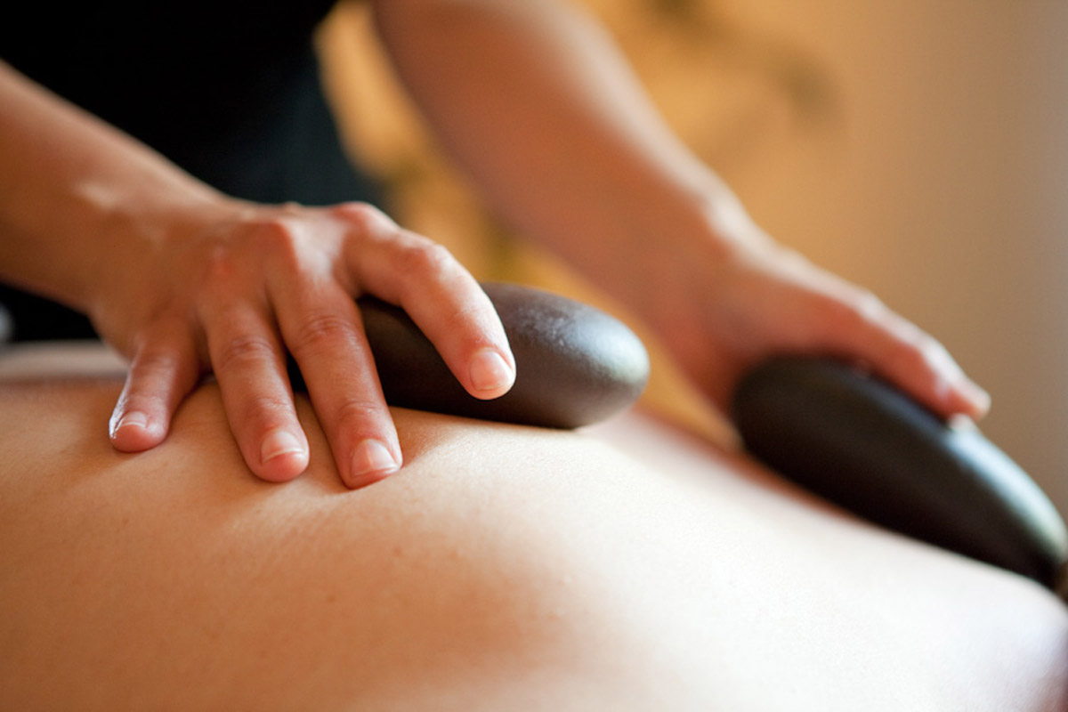 Masajul hot-stone sau masajul cu pietre calde - terapia perfectă în sezonul rece!